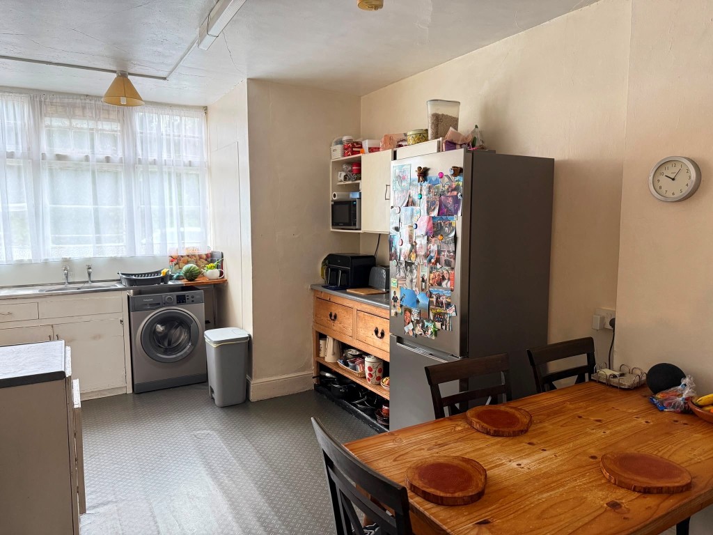 Lot: 133 - FREEHOLD BUILDING ARRANGED AS THREE FLATS PLUS BASEMENT - Kitchen and dining space of tenanted flat